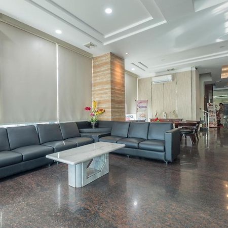 Oyo 1114 Hotel Denpasar Makassar Extérieur photo