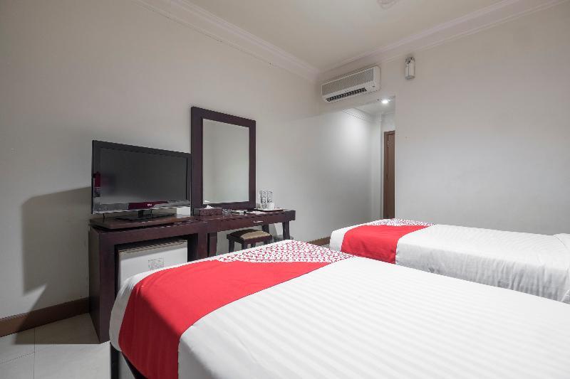 Oyo 1114 Hotel Denpasar Makassar Extérieur photo